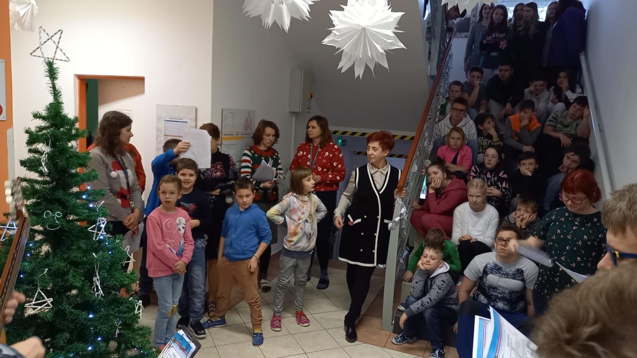 Setkání a koledování u vánoèního stromeèku v ZŠ Gen. Svobody v Hluèínì
